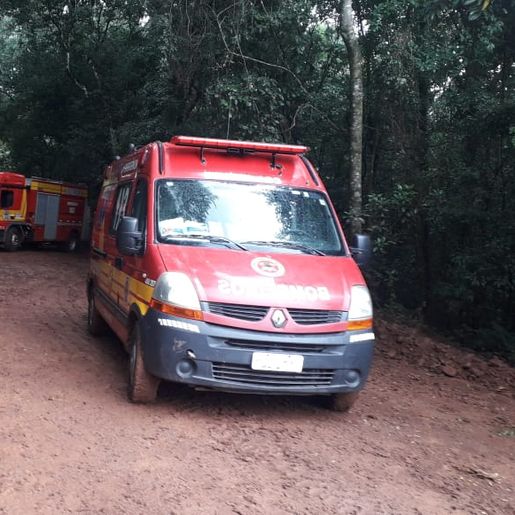 Capotamento de veículo deixa duas pessoas feridas no interior de Cunha Porã