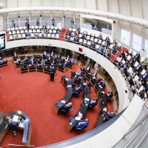 Aposentadoria especial a deputados e comissionados é barrada na Alesc