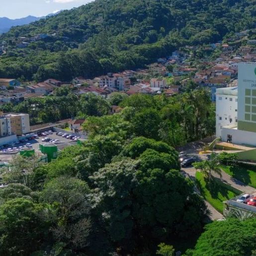 Criança de 5 anos que foi esquecida em carro sob sol de quase 40ºC recebe alta em SC