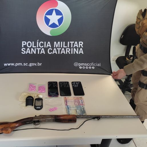 Casal é preso por Tráfico de Drogas e por Porte Ilegal de arma de fogo em São Miguel do Oeste