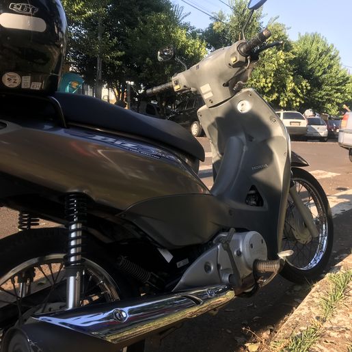 Jovem fica ferida em colisão entre carro e moto no centro de São Miguel do Oeste