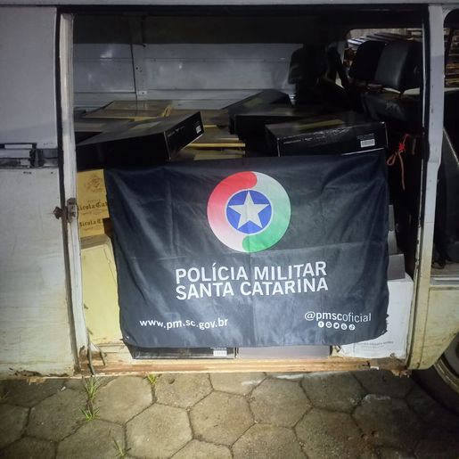 Kombi com 618 garrafas de vinho argentino é apreendida pela PM