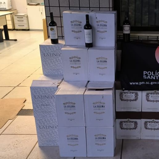 PM apreende quase 500 garrafas de vinho contrabandeadas em Dionísio Cerqueira