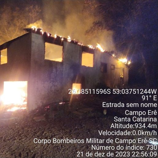 Incêndio em residência deixa um morto e outro gravemente ferido