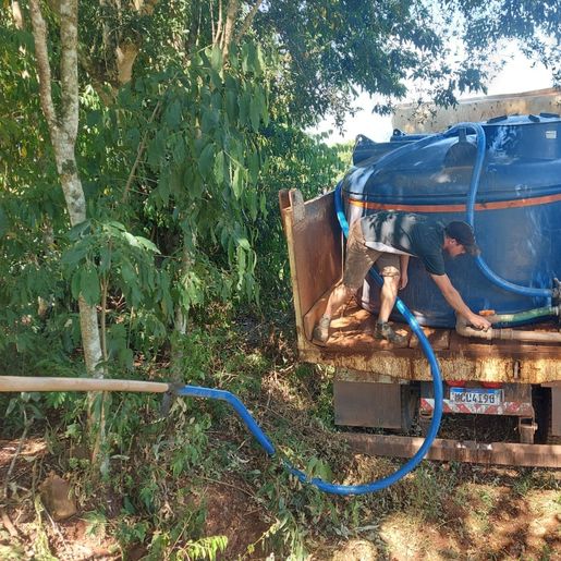 Transporte de água em Belmonte chega a 100 mil litros por dia