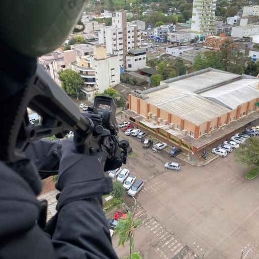 Polícia apreende 70 kg de maconha com jovem e adolescente de 14 anos