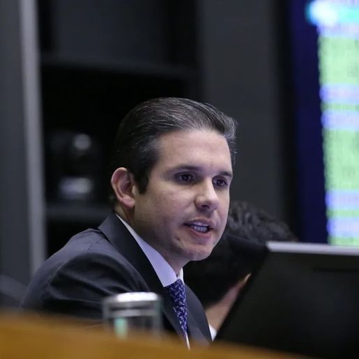 Hugo envia pedidos de cassação de Eduardo Bolsonaro ao Conselho de Ética