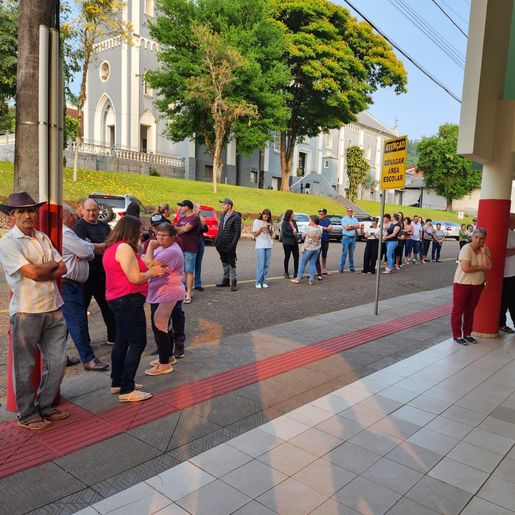 Votação inicia com filas nos dois maiores colégios eleitorais de Itapiranga
