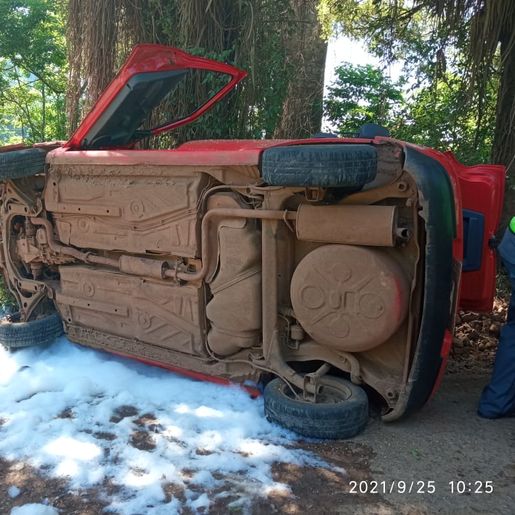 Condutor fica ferido em capotamento de veículo no interior