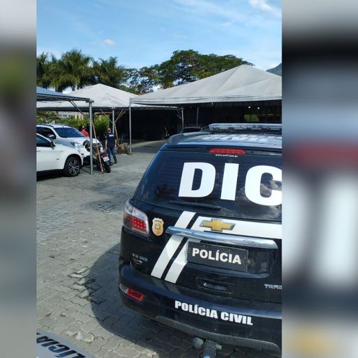 Assaltantes rendem funcionários de concessionária e roubam 11 carros no Norte de SC