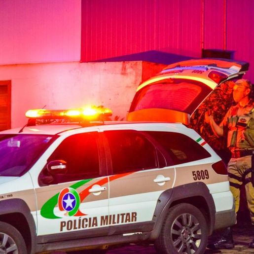 Mulher é presa por agredir e ameaçar filha adolescente com arma de fogo