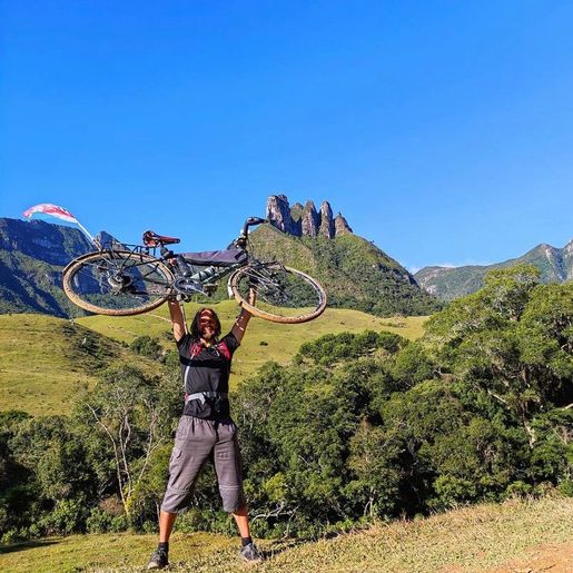 Bielorrusso que atravessa o Brasil de bicicleta visita Rádio Itapiranga