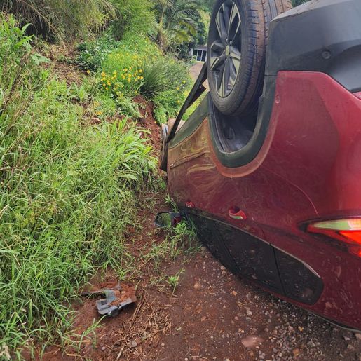 Carro capota ao sair da pista no interior de Itapiranga