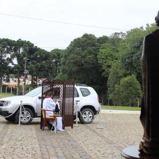 Padre faz confissão de fiéis em "drive thru" em São Bento do Sul