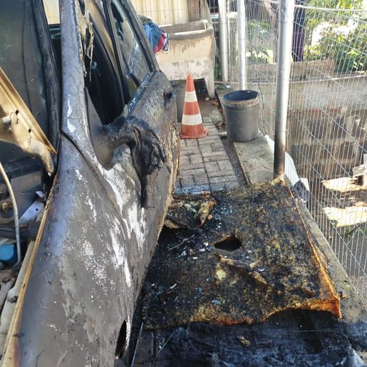 Carro pega fogo em garagem e moradores controlam incêndio em Maravilha