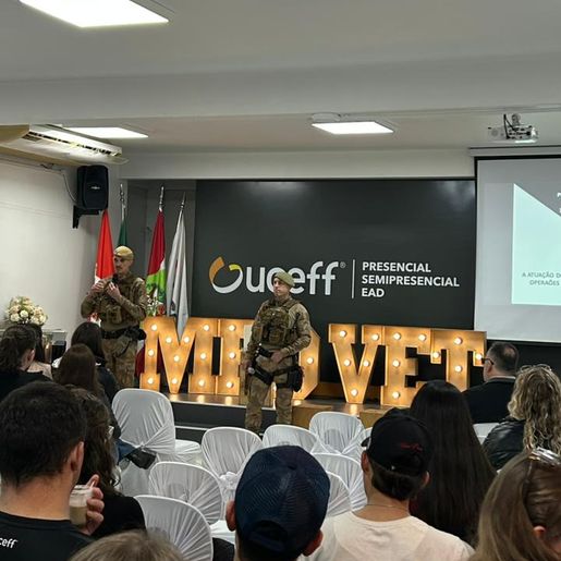 Polícia Militar realiza palestra sobre atuação de cães policiais para alunos da Uceff