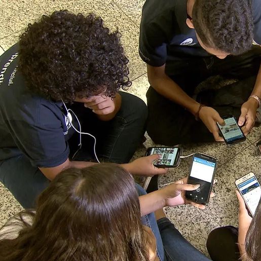 Comissão de Educação aprova projeto que proíbe celular em escolas