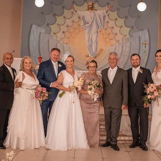 Pais comemoram bodas de ouro e casam 3 filhos após incêndio destruir clube onde seria festa