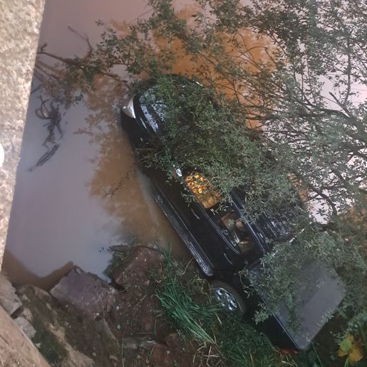 Caminhonete cai em rio no interior de Itapiranga