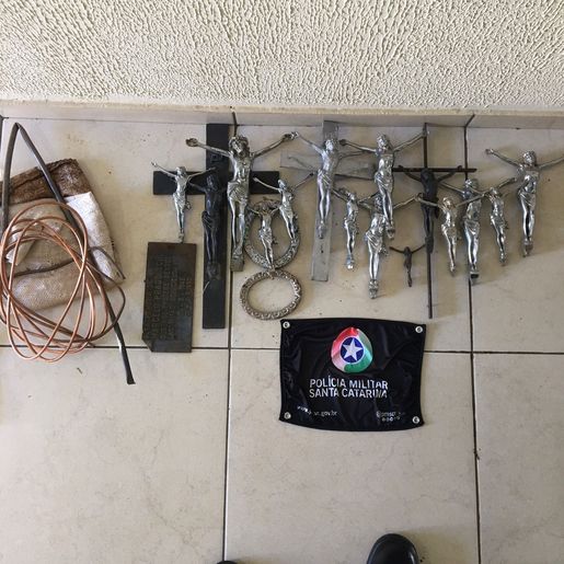 Homem furta estatuetas de cemitério e acaba preso pela PM