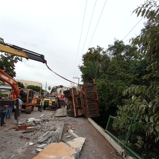 Homem morre esmagado por caminhão na SC 480