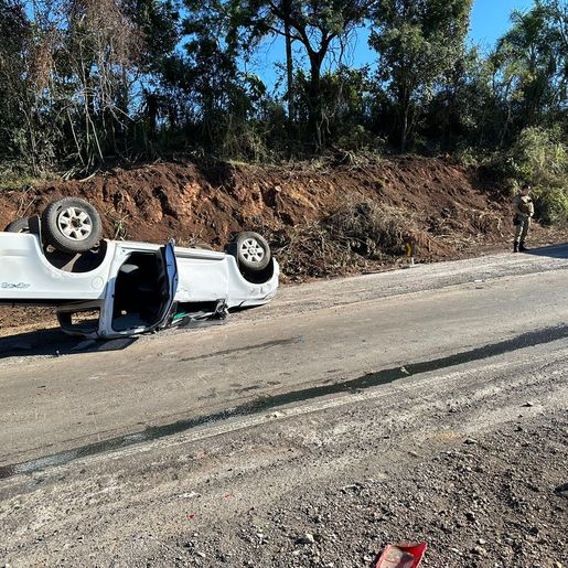Mulher sofre ferimentos após S10 capotar na BR 163