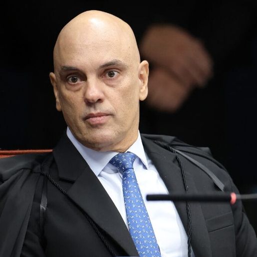 Alexandre de Moraes determina pedido de extradição de Carla Zambelli