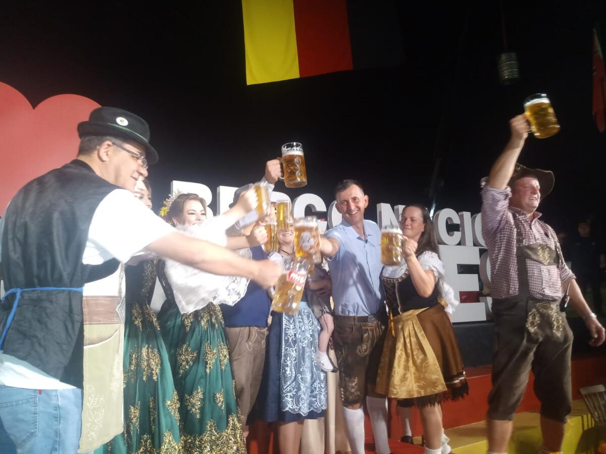 Desfile típico abre 47ª Oktoberfest em Presidente Becker