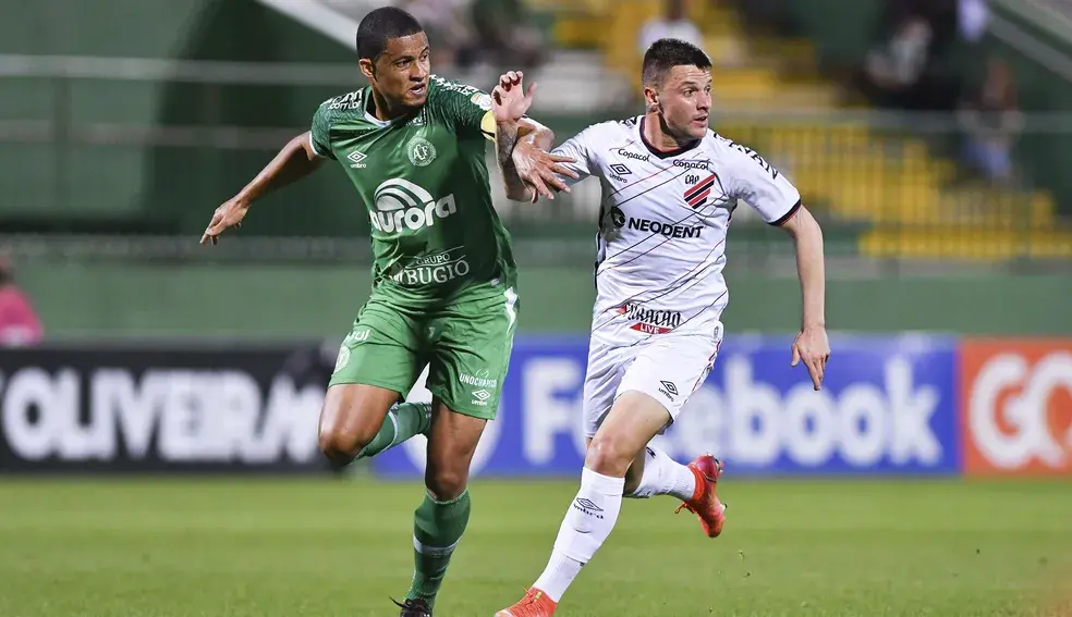 Chapecoense sofre goleada para o Athletico-PR na Arena Condá e segue na lanterna do Brasileirão