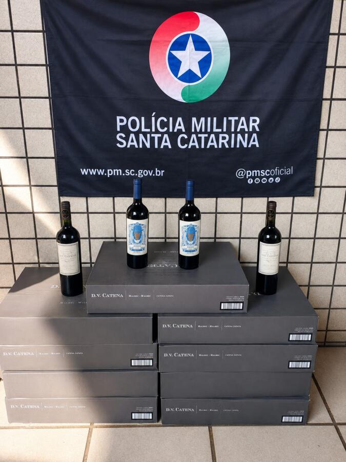 Homem é preso transportando quase 70 garrafas de vinho argentino