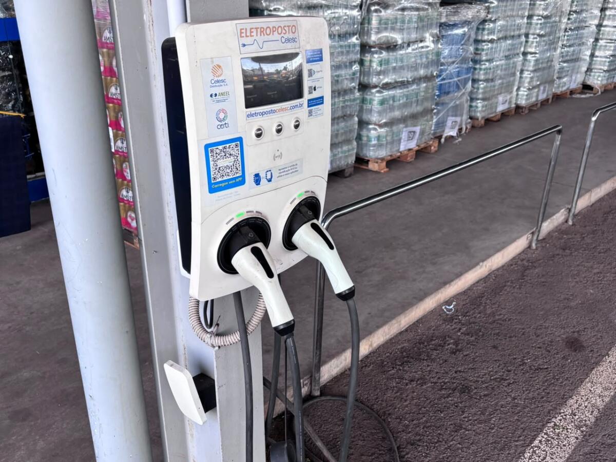 Cinco cidades do Extremo-oeste vão receber eletropostos para veículos elétricos neste ano