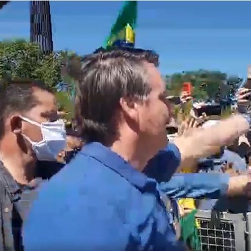 Bolsonaro anda a cavalo para cumprimentar apoiadores em Brasília