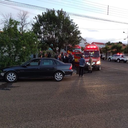 Batida entre dois carros mobiliza bombeiros em São José do Cedro