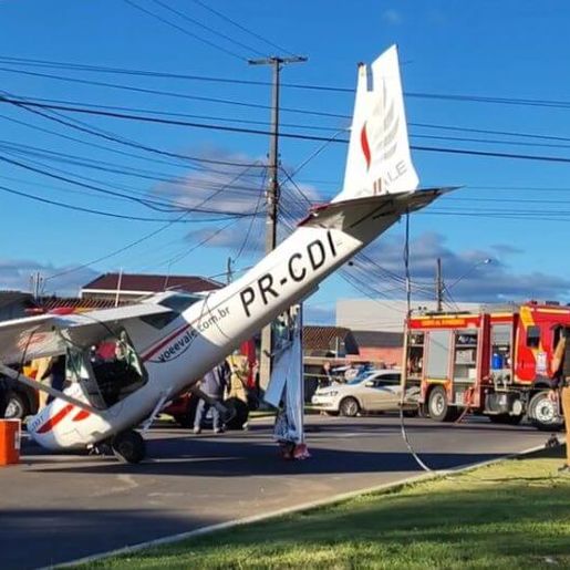 Avião cai no meio da rua e chega a tocar em carro na divisa entre SC e PR