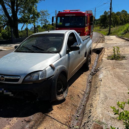 Motorista fica ferido em saída de pista seguida de choque contra barranco, em SMO