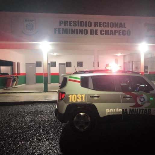 Mulher com tornozeleira eletrônica e mandado de prisão em aberto é detida