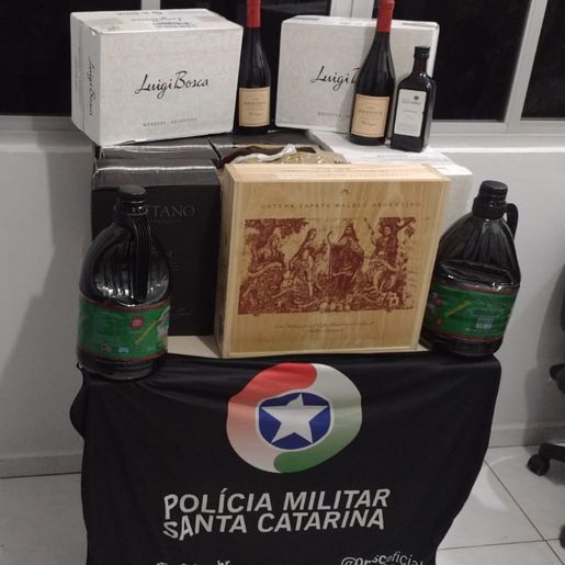 Fiscalização da PM encontra 72 garrafas de vinho e azeite de origem irregular em SMO