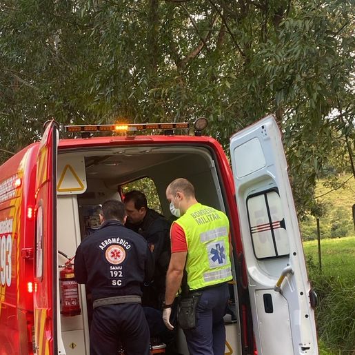 Homem é socorrido pelo helicóptero do SAER/ Fron após sofrer queda em chiqueiro, em Saudades