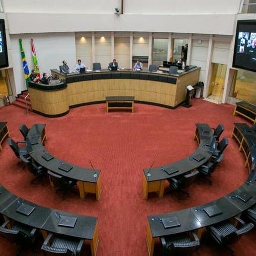 Deputados aprovam retorno das atividades físicas e religiosas em SC