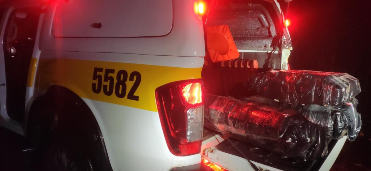 Jovem foge após acidente, e polícia encontra 130 kg de maconha em carro na SC-305