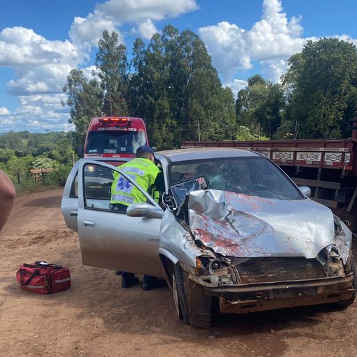 Colisão entre carro e caminhão deixa dois feridos no interior de Princesa