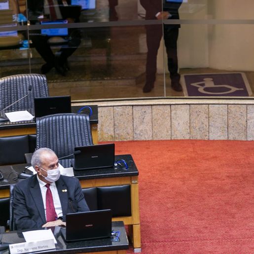 Alesc adia tramitação do impeachment contra governador Carlos Moisés