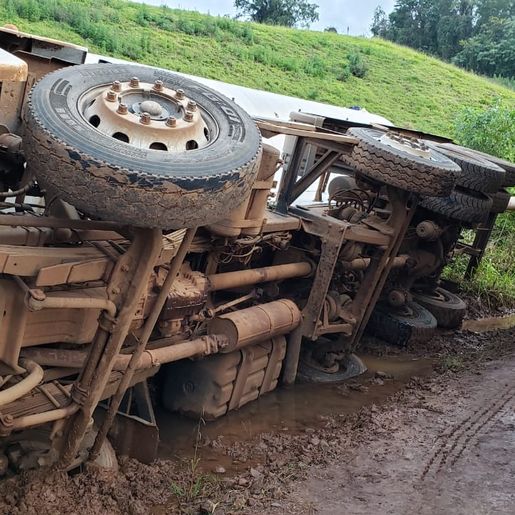 Raçãozeiro tomba no interior de Iporã do Oeste