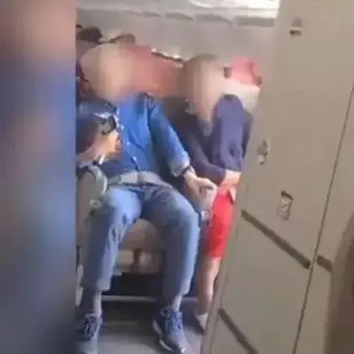Vídeo mostra momento em que porta de avião abre durante voo