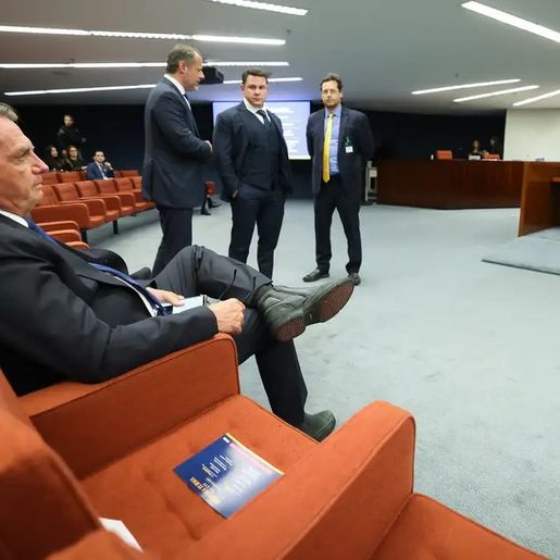 Moraes dá cinco dias para Bolsonaro e réus apresentarem defesa prévia