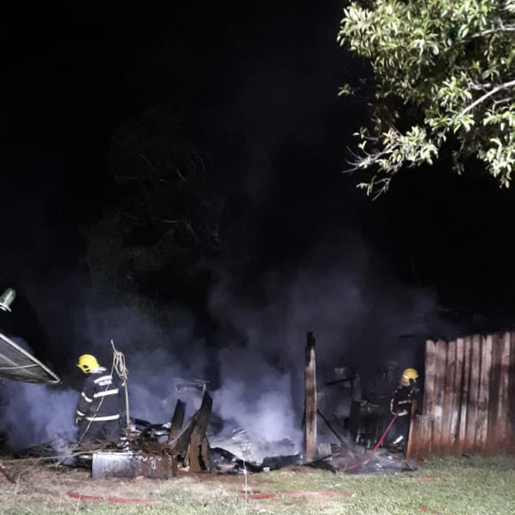 Incêndio destrói casa no interior