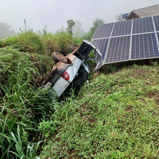 Condutor fica preso em veículo por mais de sete horas após acidente