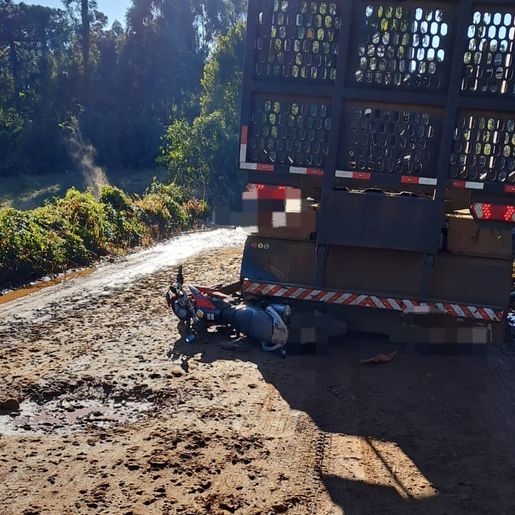 Adolescente fica ferido em colisão entre moto e caminhão no interior de Palma Sola