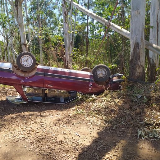 Três pessoas sofrem ferimentos em capotamento de veículo no interior