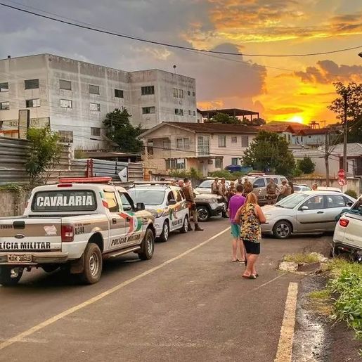 Homem rouba carro com mãe e bebê dentro em frente a creche em SC